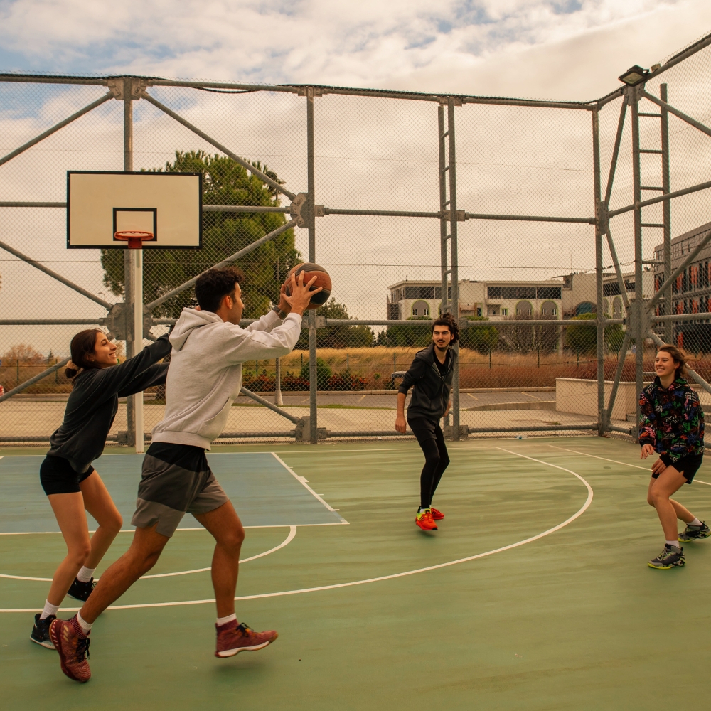 outdoor-court-spieler-passt-während-spiel-hoopwus